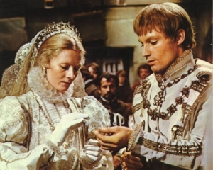 Cena do casamento de Mary Stuart (Vanessa Redgrave) com Henry Lorde Darnley (Timothy Dalton).
