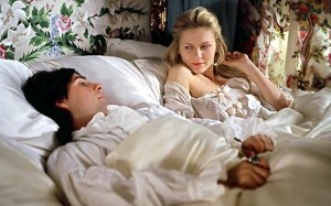 Cena com casal de herdeiros (Kirsten Dunst e Jason Schwartzman) no frustado leito conjugal.