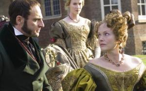 Mark Strong como Sir John Conroy, e Miranda Richardson como a duquesa de Kent.