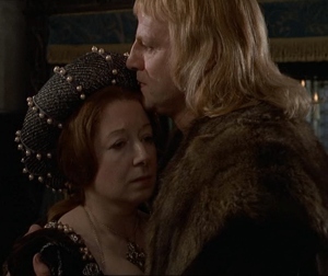 Em cena Keith Michell, como Henrique VIII, e Frances Cuka, como Catarina de Aragão, se consolam pela perda do filho.