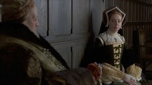 Em cena o idoso Herique VIII com sua sexta esposa, Catarina Parr (Barbara Leigh-Hunt).