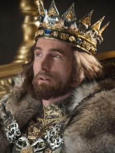 Sharlto Copley no papel do rei Stefan, um homem ambisioso que foi capaz de trair sua amiga para conquistar a coroa.