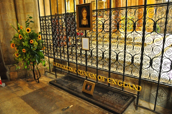 Túmulo de Catarina de Aragão na catedral de Peterborough. As letras em dourado, que dizem "Rainha Catarina da Inglaterra", foram um presente de Mary de Teck, esposa do futuro rei George V.
