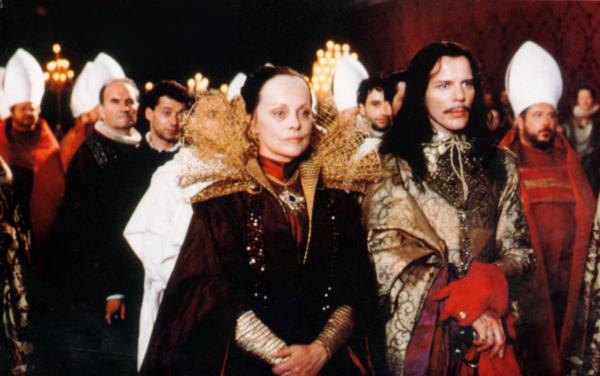 Virna Lisi como Catarina de Médici e Pascal Greggory como o duque Anjou. 